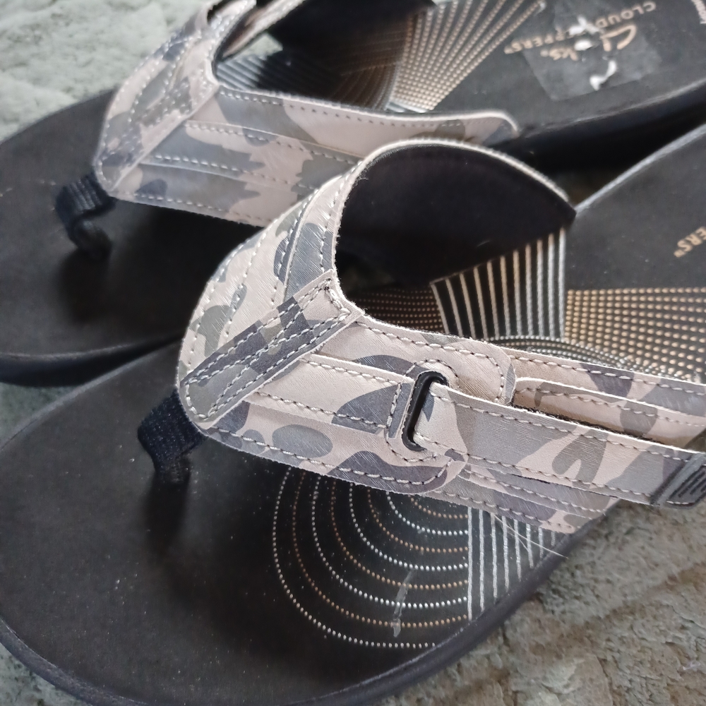 Cloudsteppers by Clarks Gray Camo Thong Sandals
